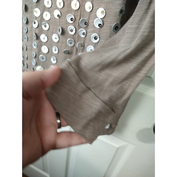 Willi Smith Brown Dolman Sleeve Silver Medallion Accent Tee. Size L - Picture 6 of 8